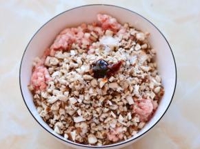 肉馅里加放香菇碎、盐、蚝油搅拌均匀