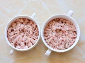 在碗的底部放上适量的肉馅，根据自己的喜好来放，在中间挖个小小的窝