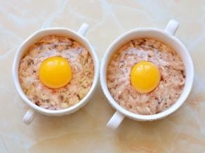 在肉馅的窝上面打上一个鸡蛋，这样会比较漂亮