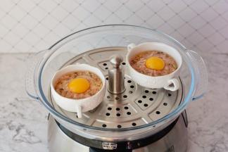 准备好的肉馅，放在拓璞多功能料理锅里