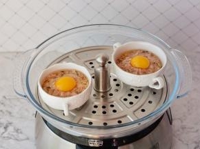 准备好的肉馅，放在拓璞多功能料理锅里