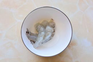 青虾洗干净，去虾线，去皮备用