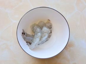 青虾洗干净，去虾线，去皮备用
