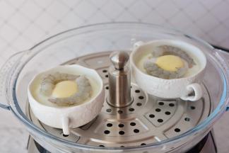 蒸到10分钟左右的时候，打开盖子把青虾放在鸡蛋上面，盖上盖子继续蒸至时间结束，出锅趁热食用。