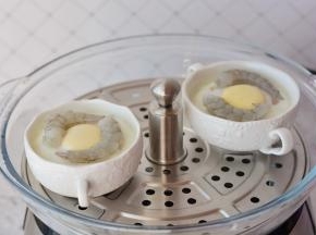 蒸到10分钟左右的时候，打开盖子把青虾放在鸡蛋上面，盖上盖子继续蒸至时间结束，出锅趁热食用。