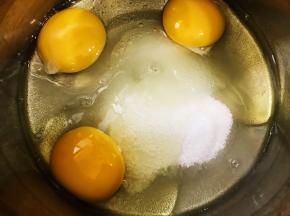 盆里加入鸡蛋和白砂糖