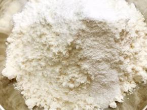 低粉和泡打粉混合均匀