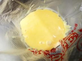 混合好的面糊装入裱花袋里
放入冰箱冷藏30到1个小时