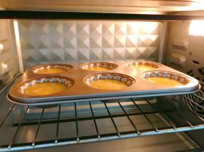 放入预热好的烤箱中层180度烤16到18分钟，表面金黄