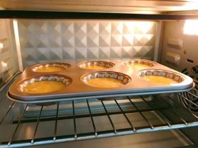 放入预热好的烤箱中层180度烤16到18分钟，表面金黄