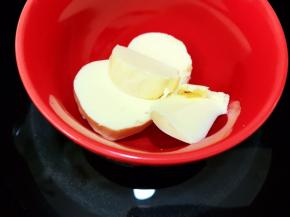 黄油放入碗里