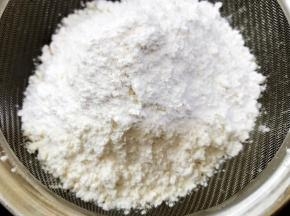 筛入低粉和泡打粉的混合