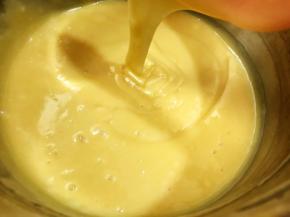 翻拌均匀
面糊和油一定要完全融合，表面看不到油星