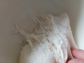 1.提前一天制作中种，材料混合揉成团后放冰箱冷藏17-20小时，扒开呈蜂窝状
