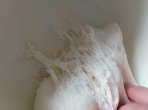 1.提前一天制作中种，材料混合揉成团后放冰箱冷藏17-20小时，扒开呈蜂窝状
