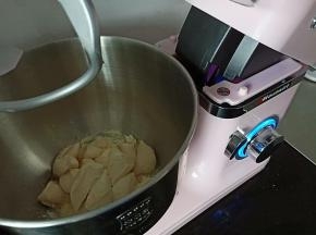 2. 将中种面团切成小块，和主面团材料中除黄油和盐外的材料一起按顺序放入厨师机
