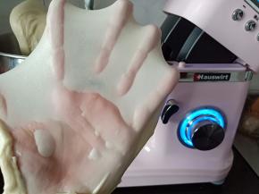 4.揉至可以拉出薄而韧的手套膜
