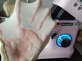 4.揉至可以拉出薄而韧的手套膜
