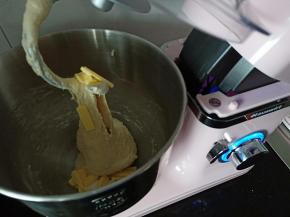 3.搅打至粗膜状态加入黄油和盐
