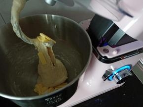 3.搅打至粗膜状态加入黄油和盐
