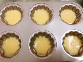 冷藏好的面糊先装入模具的三分之一