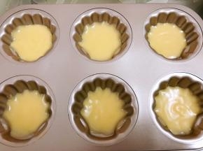 冷藏好的面糊先装入模具的三分之一