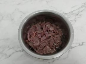 猪肝买回来用水清洗几遍，然后浸泡一会，再切成片用水多洗几遍