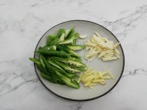 青椒洗干净，切成滚刀块，姜和蒜切成丝