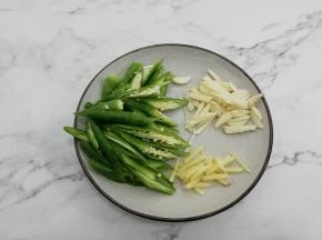 青椒洗干净，切成滚刀块，姜和蒜切成丝