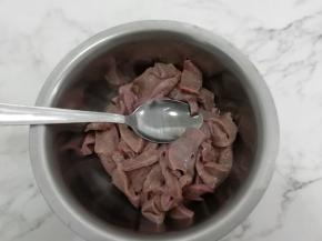 浸泡好的猪肝捞出沥干水分，放入盆中加入料酒