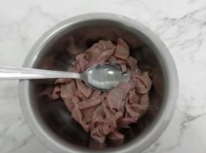 浸泡好的猪肝捞出沥干水分，放入盆中加入料酒