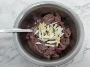 加入一半的姜和蒜