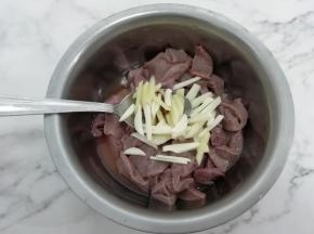 加入一半的姜和蒜