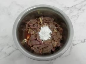 加入淀粉搅拌均匀，腌制30分钟