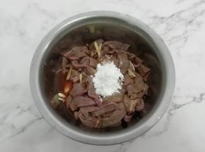 加入淀粉搅拌均匀，腌制30分钟