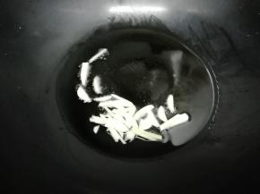 锅里加入适量的油烧到七成热时，把姜和蒜放入锅中煸香