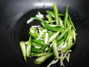 再把青椒放入锅中翻炒片刻