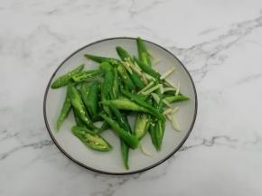 然后把青椒捞出