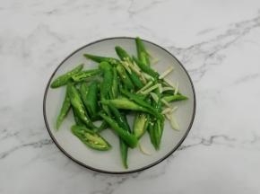 然后把青椒捞出