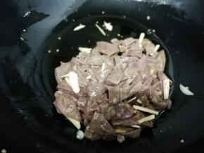 锅里再加入适量的油，然后把腌好的猪肝放入锅中炒到猪肝变色