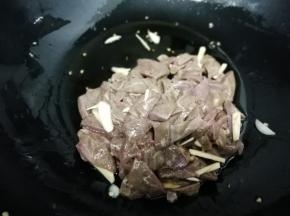 锅里再加入适量的油，然后把腌好的猪肝放入锅中炒到猪肝变色