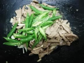 再把炒好的青椒放入锅中，在加入少许生抽翻炒均匀，即可关火出锅