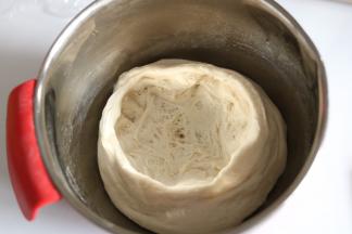 1.先用温水融化酵母，将酵头中的原料混匀，放置冰箱5℃冷藏发酵24小时