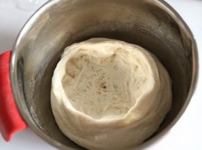1.先用温水融化酵母，将酵头中的原料混匀，放置冰箱5℃冷藏发酵24小时