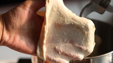 3.打至扩展状态，可以拉出较厚的薄膜，破洞边缘呈现锯齿状。