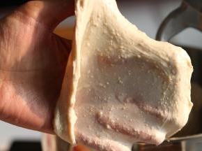 3.打至扩展状态，可以拉出较厚的薄膜，破洞边缘呈现锯齿状。