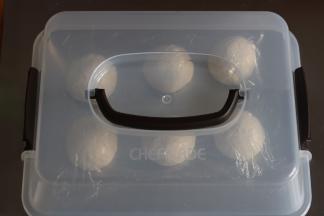 5.将面团取出，平均分割成9份盖上保鲜膜，松弛10分钟，天冷盖另外盖上学厨盖子松弛很快。