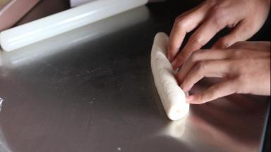 7.翻面横过来自上而下卷起