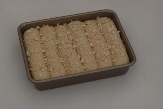 9.发酵完成表面刷少许水，撒上即食麦片。