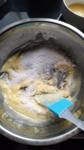 黄油切片软化，加入细砂糖，搅拌均匀。（我的黄油软化有点过，室温软化就行）